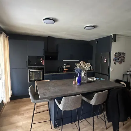 Joli Avec Terrasse Et A Deux Pas Du